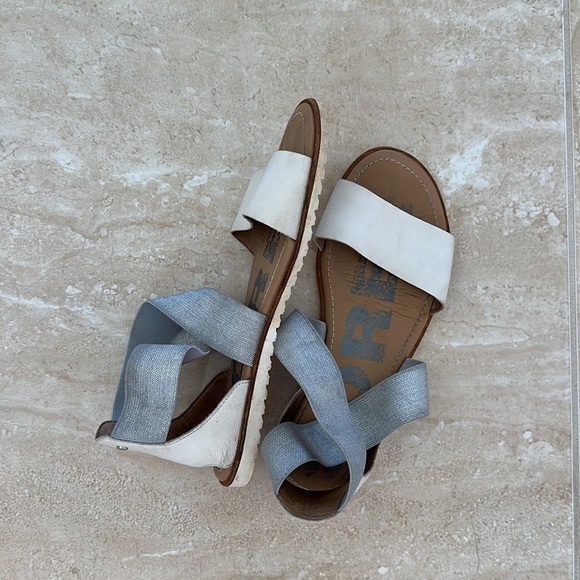 SOREL Ella Silver White Strappy Flat Sandals Elasticized Metallic Shoes Size 8.5 - Picture 2 of 3